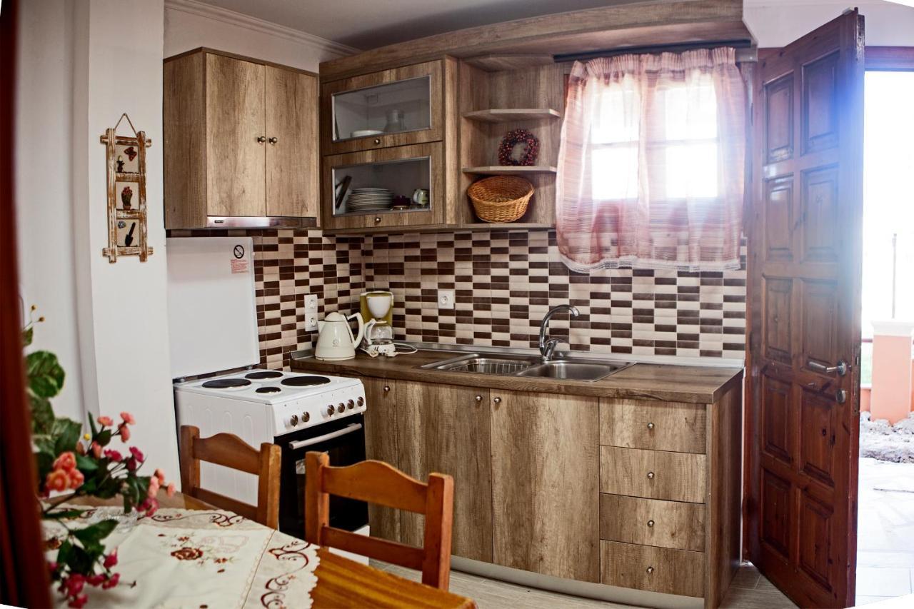 Athina Studios And Apartments Agios Georgios Pagon Exterior foto